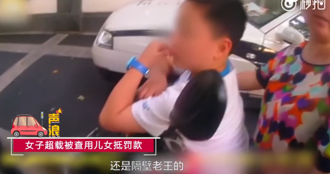 奇葩网红竟搞这样的直播 马路上拦车脱衣 竟然...