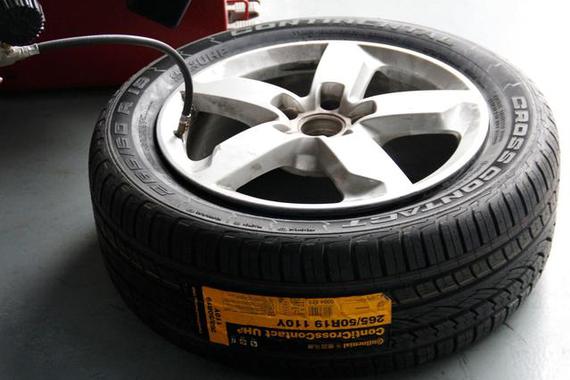 男子扎轮胎被炸，但车主正常停车，否则要赔钱