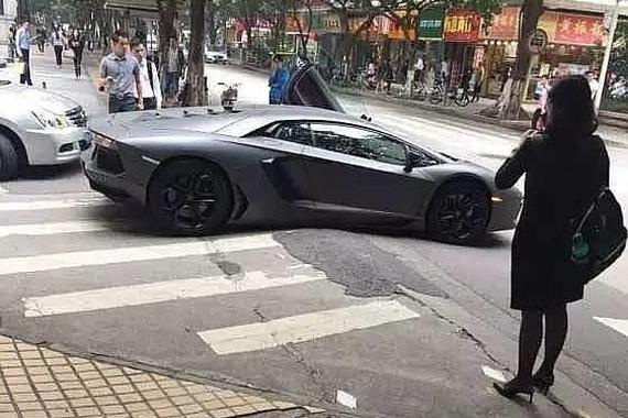 减速带真的太闹心了，国外发明液体减速带，能慢不能快