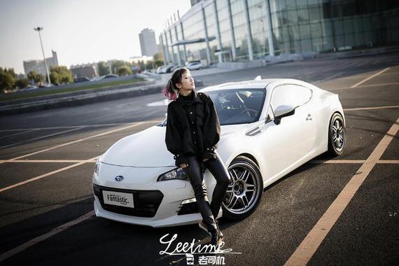 漂亮妹子开着600马力的BRZ把你超了，追还是不追？