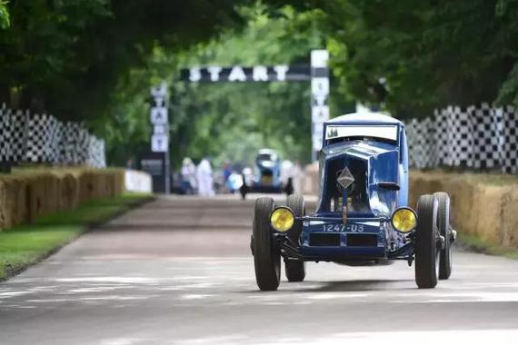 体验50年前把世界纪录按在地上摩擦的两台老爷车