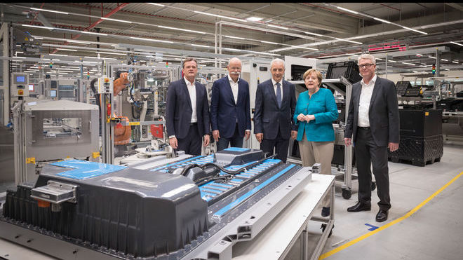 德国总理默克尔出席戴姆勒超级电池厂开工仪式