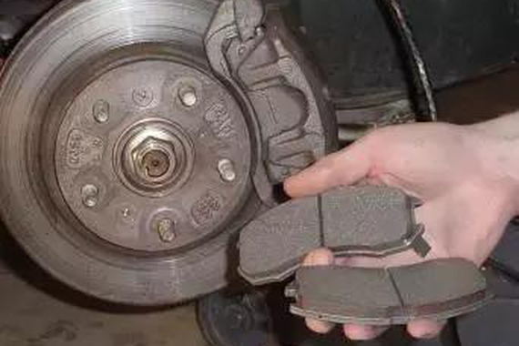 拐弯不能踩刹车？9项操作测测你是不是真的会开车！