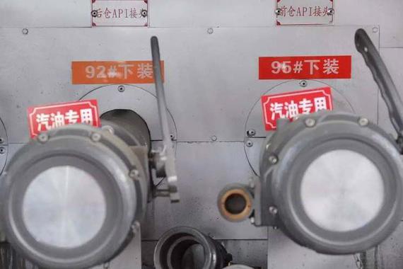运油车和加油机都是一样的，为何里面的油分92和95