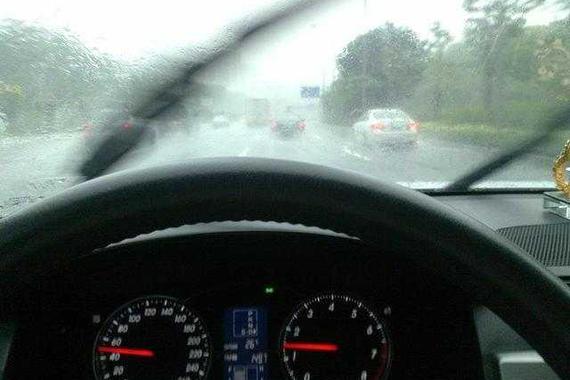 雨刮器刮不干净就要换 老司机笑笑说：5毛钱搞定！