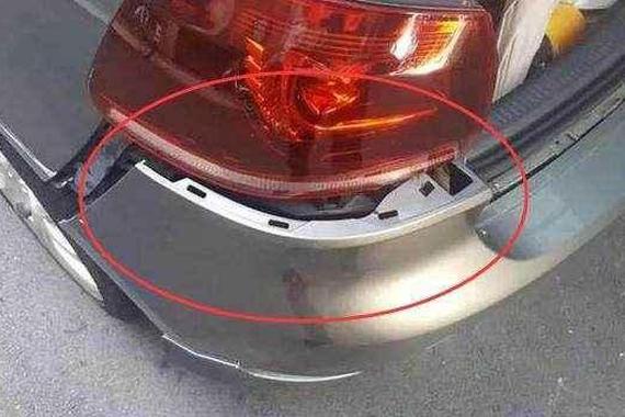 发现车被刮了 车主愤怒至极