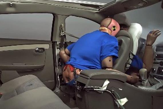 视频：如果坐车后排不系安全带会怎样？