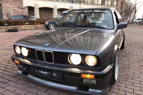 老鼠乱窜的废铁堆，居然藏了台宝马，车主100万不卖