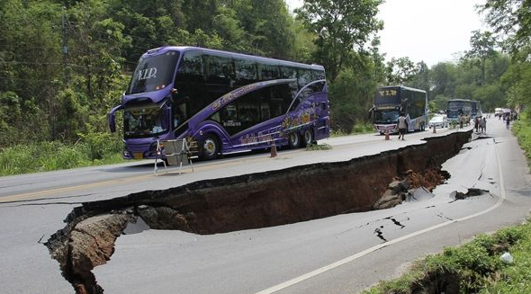 四川九寨沟7.0级地震 驾车遇地震 如何自救逃生