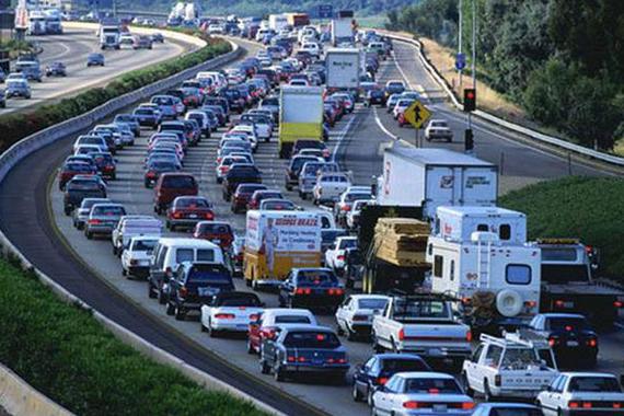 高速上这样开车，在中国只罚50元，在美国却不一样