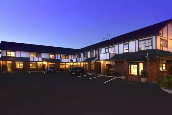 为什么国内车子很多，想找个汽车旅馆搞搞震却很难？