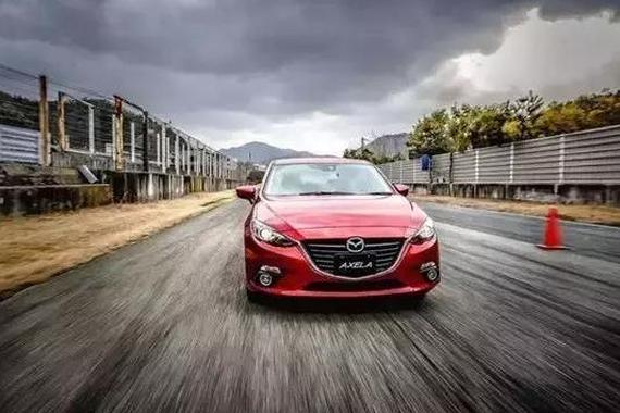 为什么车企都在发展新能源，马自达还执着传统内燃机