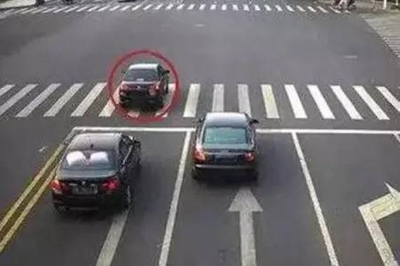 发现闯红灯后紧急停车后还会扣分吗？