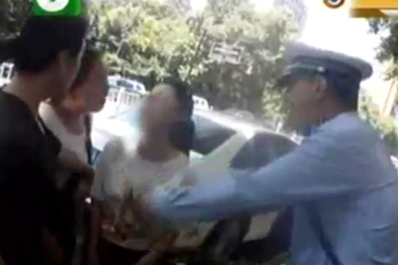 视频：奥迪变道相擦 4个女人吵了一小时！