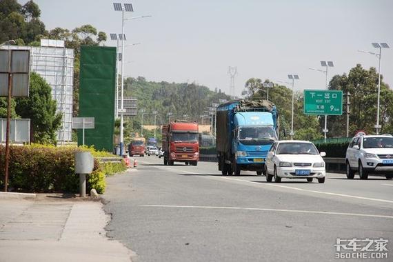 高速掉货要罚款? 老司机怒斥无理救援队