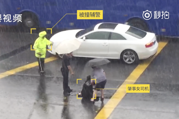 女司机撞倒辅警，雨中坐地狂嚎