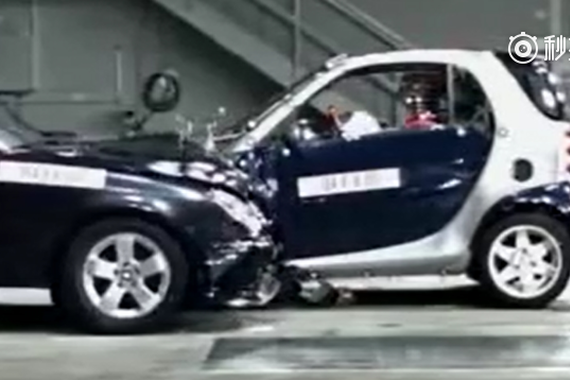 视频：smart对撞奔驰E级，smart并不那么弱小！