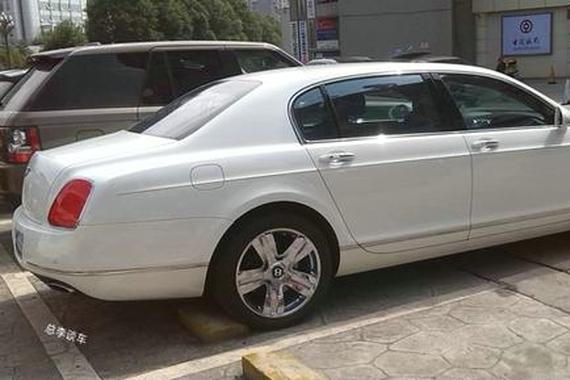 国产面包车时速160超货车，宾利一直跟后面，领教了