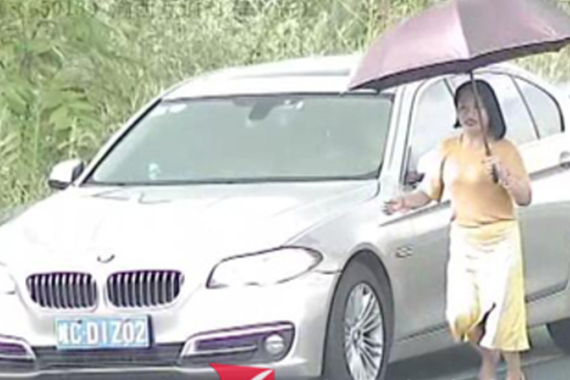 视频：妖艳女司机开宝马拦车讨钱！