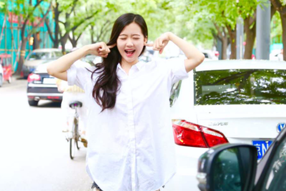 视频：狂按汽车喇叭的司机要被罚款了！看美女当街采访