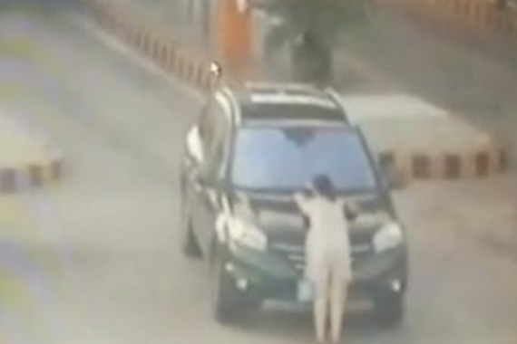 视频：吵架后丈夫驾车顶着妻子前行！