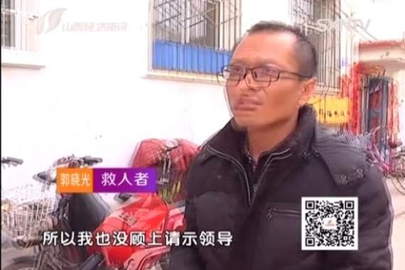 热心邻居救下悬挂六楼女童 剐车赔偿引争议