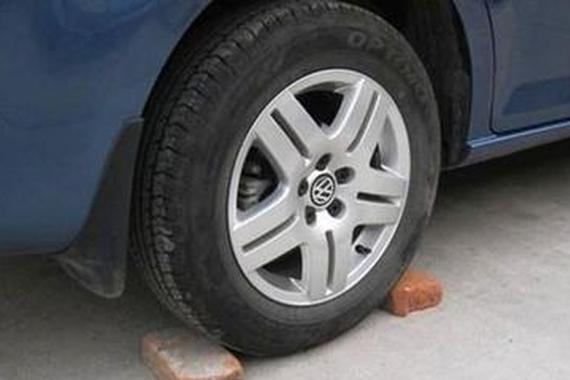 坡道停车小技巧，不仅仅是拉手刹这么简单