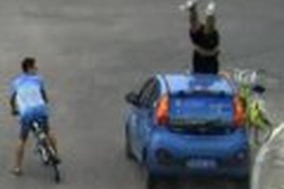 视频：怎么算？共享汽车撞翻共享单车