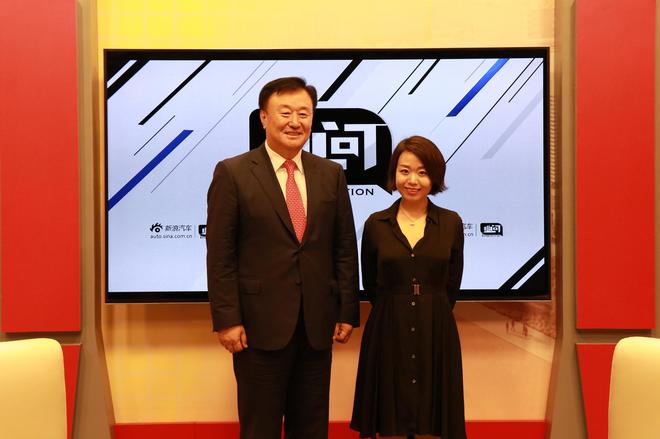 东风悦达起亚总经理苏南永（左）新浪汽车事业部副主编赵焕（右）