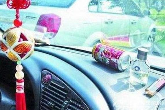 夏日车厢温度高，这些物品别放在车内