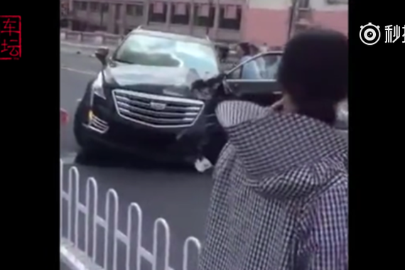 凯迪拉克新车被撞废，女司机哭着喊道：我的车！