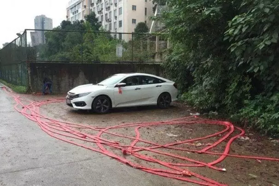 提车以后系红绳？当心别暴露了年龄