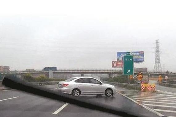 不知道这些保命的招，你就敢跑高速？果断收藏起来！