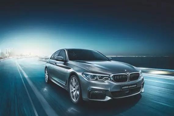 全新BMW 5系标准轴距版带着满满的科技感炫目上市