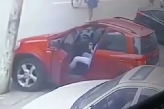 视频：女司机这技术把路人看傻了！