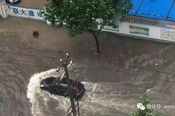 老司机教你雨天开车 长点心吧！