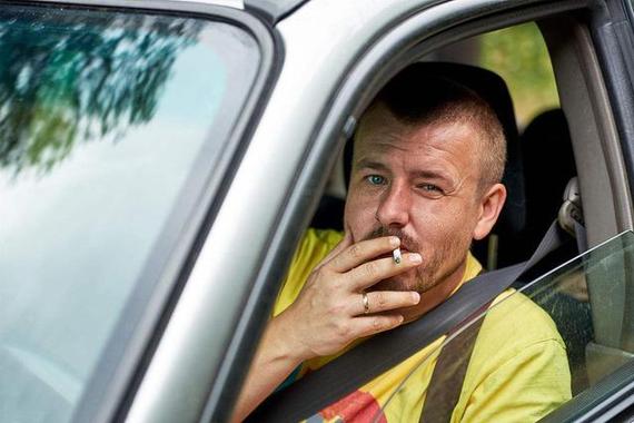 别人车内抽烟让人苦恼，碍于情面不好说怎么办？