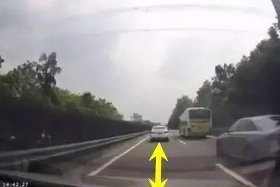 如果是你，能躲开这样的追尾吗？