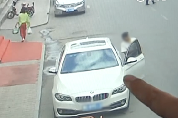 视频：路边宝马车门没锁,男子纵火连烧3车