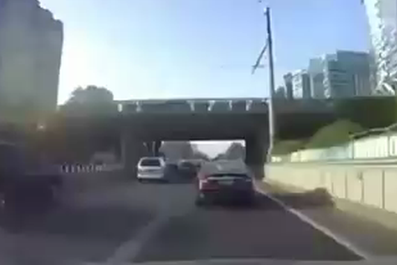 视频：一女子跳桥轻生砸中行驶奔驰车！