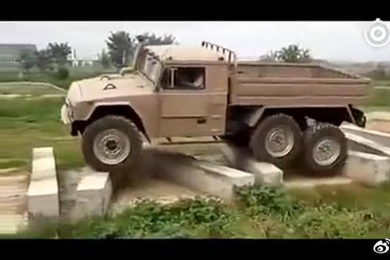 视频：越野车弱爆了！看中国军卡猛爆越野~