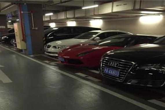 这小区车位卖110万！看看什么车有资格停在这里？