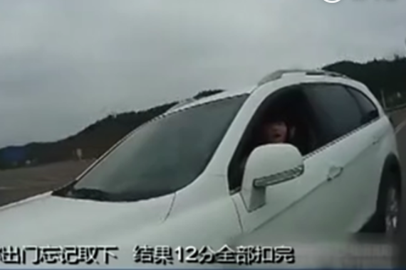 视频：智商是硬伤！女司机逆行找交警问路