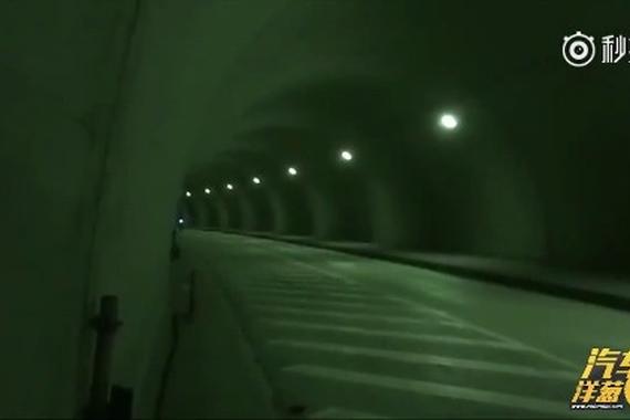 视频：跑车超快速穿过隧道，声音炸裂了！