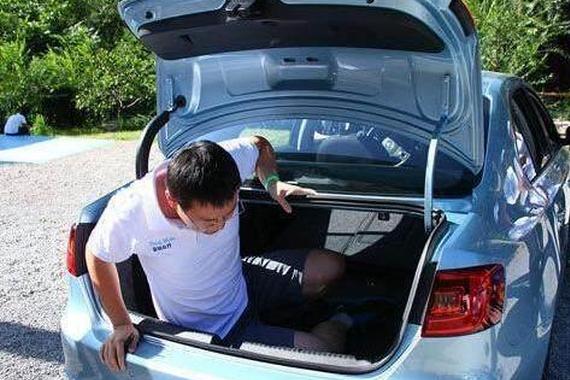 汽车里一个不起眼的小孔，很多车主没留意