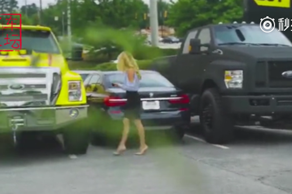 视频：两辆皮卡车主欲整蛊宝马女司机，结果失望了