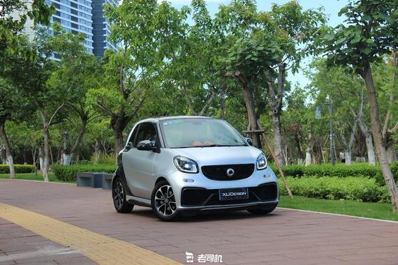 双边四出排气 碳纤维尾翼！看这辆改装smart有多帅！