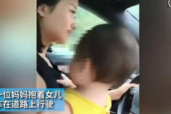 视频：看着就害怕！女司机抱娃单手开车