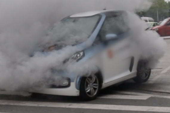 视频：共享汽车起火，咋处理呢？