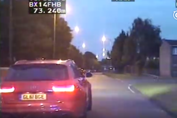 英国警车追逐疯狂的奥迪RS6